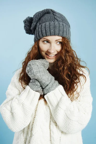穿着暖和的衣服的微笑的女孩 — 图库照片