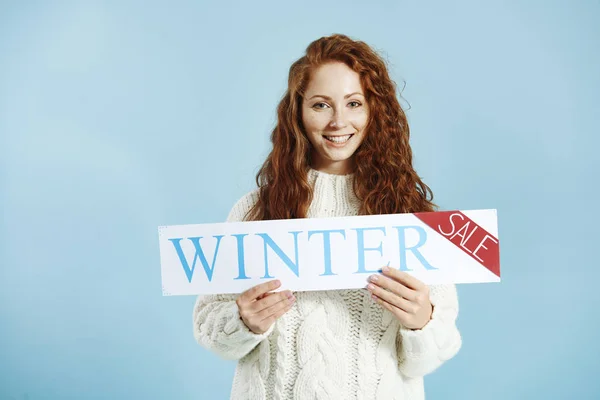 Retrato Una Chica Sonriente Mostrando Bandera Venta Invierno —  Fotos de Stock