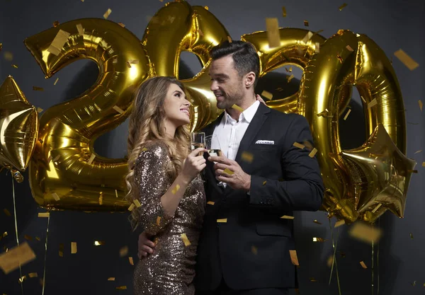 Verliefde Paar Maken Een Toast Aan Nieuwjaar — Stockfoto
