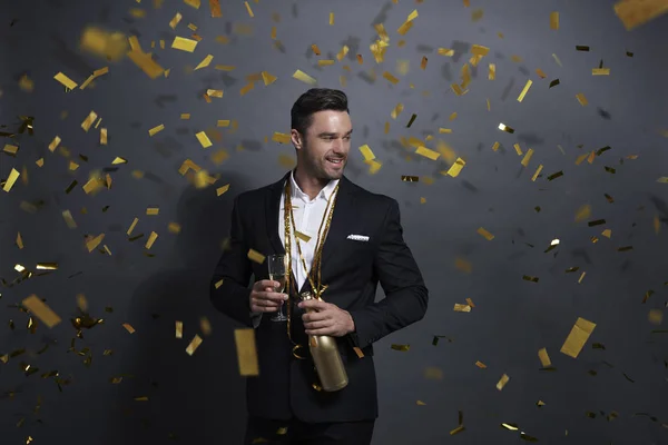 Man Drinken Champagne Onder Douche Van Confetti — Stockfoto