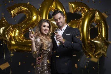 Genç çift Konfeti yağmuru altında alkol