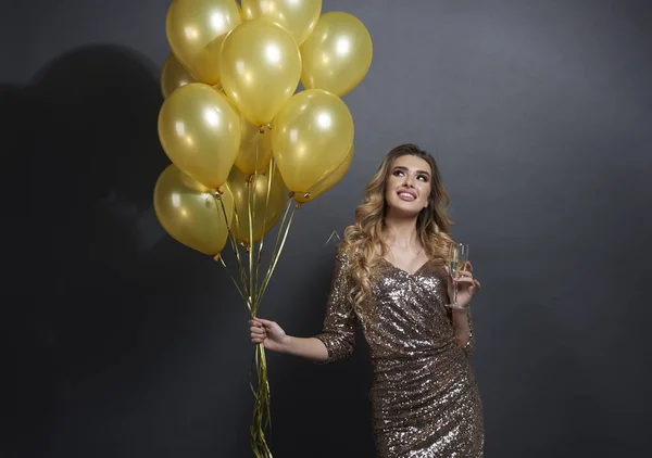 Frau Mit Luftballons Und Champagner Schaut Auf Kopierraum — Stockfoto