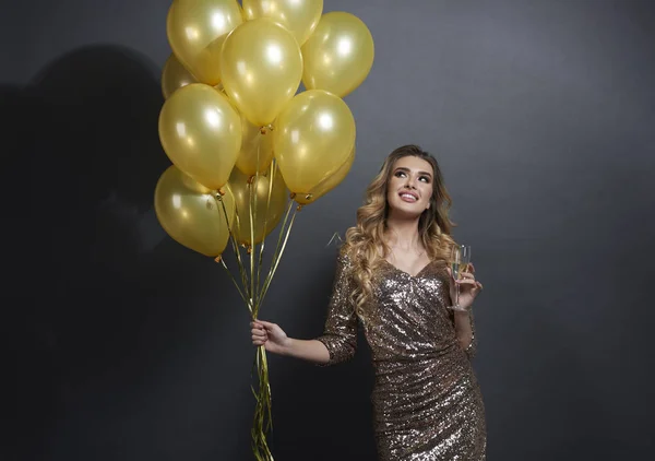 Mujer Con Globos Champán Mirando Espacio Copia — Foto de Stock