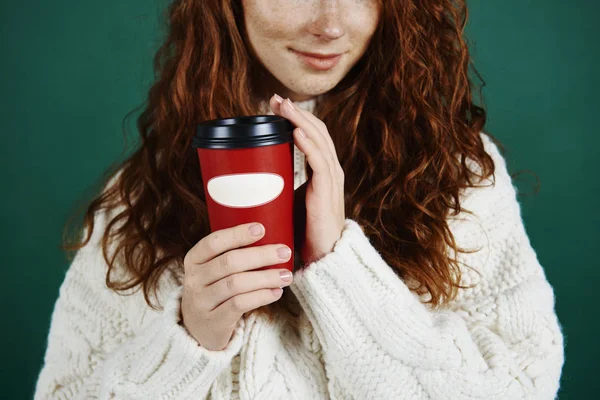 コーヒーの使い捨てのマグカップを持って女の子のクローズ アップ — ストック写真