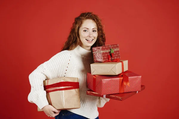 Retrato Niña Feliz Sosteniendo Pila Regalo Navidad — Foto de Stock