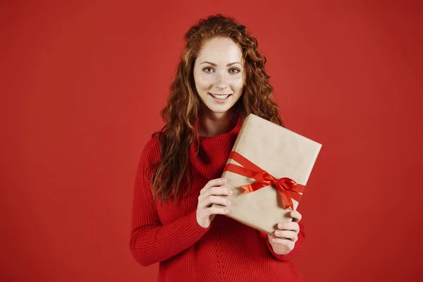 Retrato Niña Sonriente Con Regalo Navidad — Foto de Stock