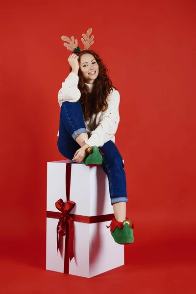 Ritratto Donna Sorridente Con Enorme Regalo Natale — Foto Stock