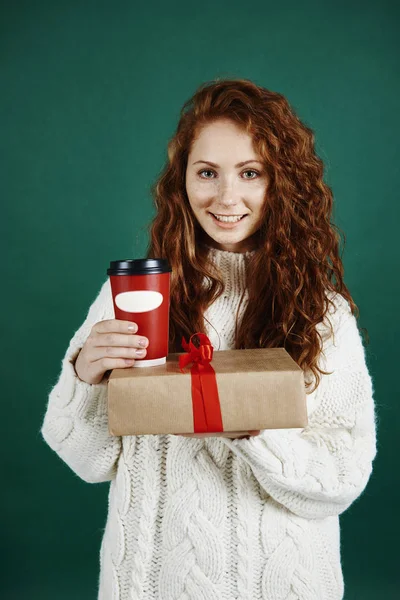 ギフト コーヒーを与える笑顔の女性 — ストック写真