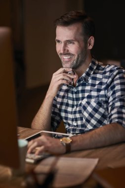 Ev ofis bilgisayar klavye yazarak adam 