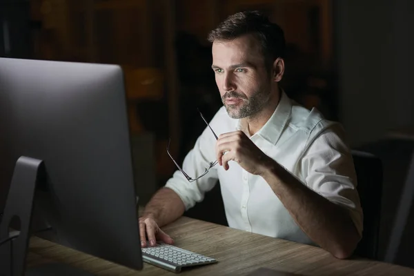 Homem Focado Usando Computador Noite — Fotografia de Stock
