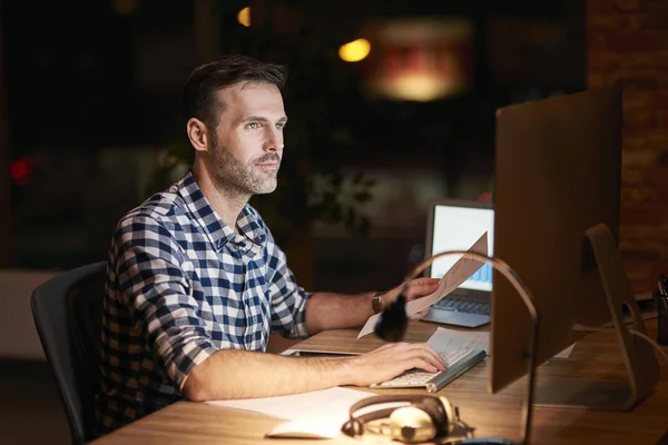 Homem Trabalhando Com Tecnologia Noite — Fotografia de Stock