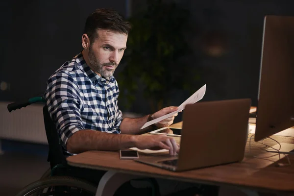 Vue Latérale Homme Handicapé Avec Des Documents Travaillant Tard — Photo