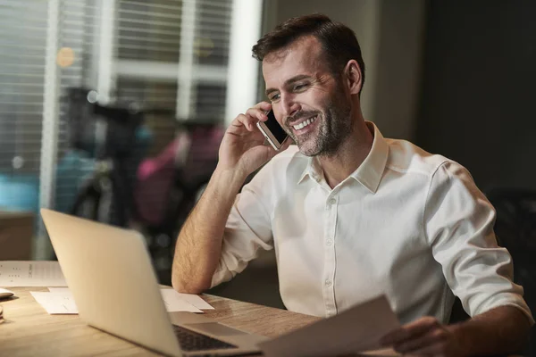 Usmívající Podnikatel Mluví Mobilní Telefon — Stock fotografie
