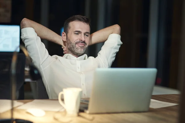 Homem Satisfeito Descansando Seu Escritório — Fotografia de Stock