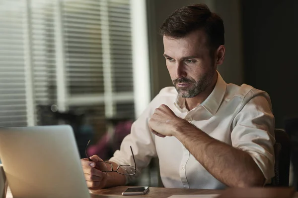 Fokuserade Affärsman Med Laptop Natten — Stockfoto