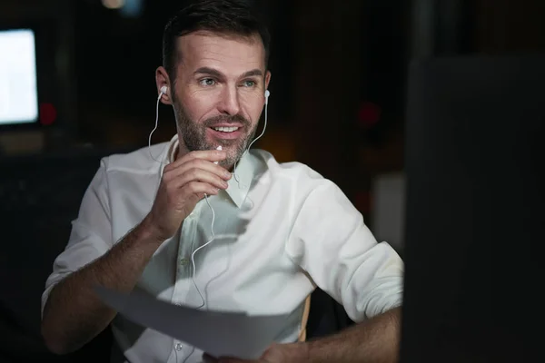 Fokuseret Mand Arbejder Natten - Stock-foto