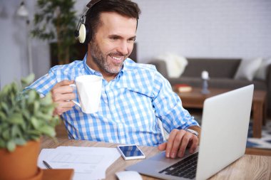 Adam evde çalışma office görev Multi 