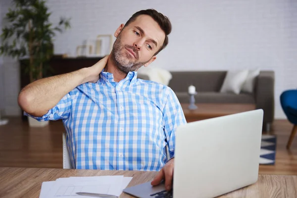 Volwassen Ondernemer Die Lijden Aan Nekpijn — Stockfoto