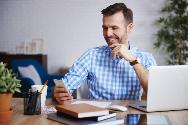 Lachende Ondernemer Gebruik Mobiele Telefoon Zijn Kantoor — Stockfoto