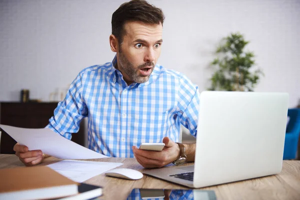 Schockierter Und Besorgter Geschäftsmann Bei Der Arbeit — Stockfoto