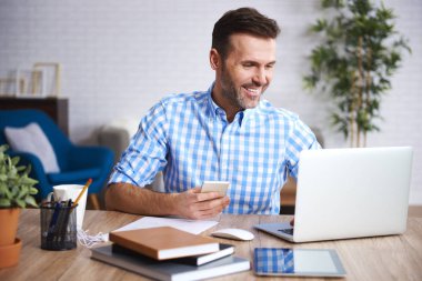 gülümseyen adam laptop ile çalışma 
