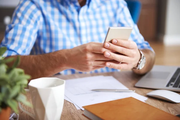 Fechar Mãos Homem Usando Telefone Móvel — Fotografia de Stock