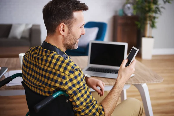 Sidovy Handikappade Mannen Använder Telefonen Jobbet — Stockfoto