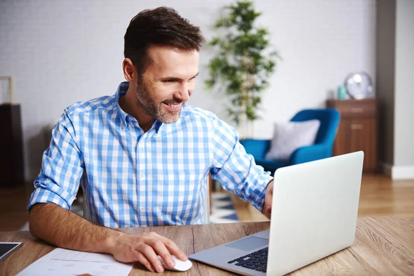 Lycklig Man Använder Laptop Hans Hem Kontor — Stockfoto