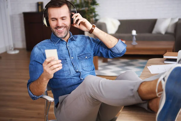 Hombres Maduros Escuchando Música Descansando — Foto de Stock