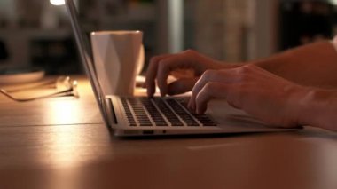 Dizüstü bilgisayarda yazarak el yan görünüm