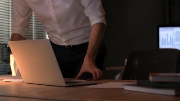 Multitasking Muž Pracuje Své Kanceláři Noci — Stock video