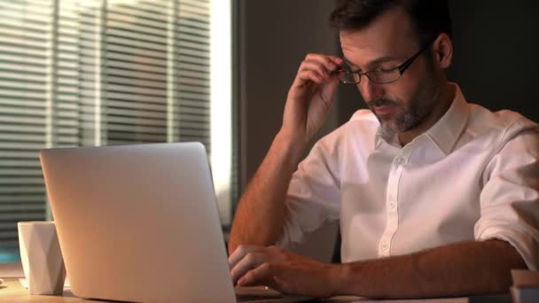 Уставший Бизнесмен Использует Ноутбук Ночью — стоковое видео