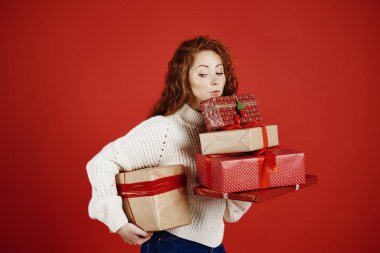 Bir yığın Noel taşıyan kız sunar