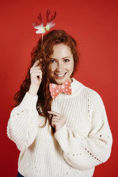 Menina Feliz Máscara Natal Fundo Vermelho — Fotografia de Stock