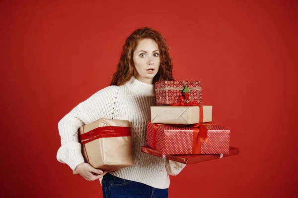 Schockierte Frau Mit Stapel Weihnachtsgeschenken — Stockfoto
