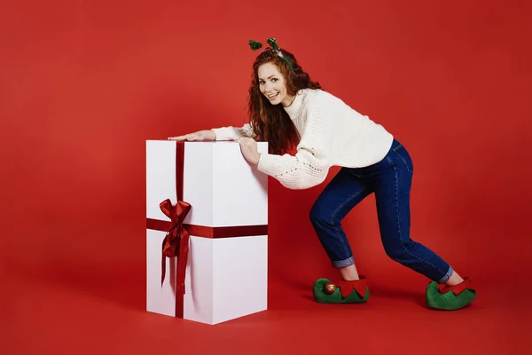 Mujer Llevando Gran Regalo Navidad — Foto de Stock