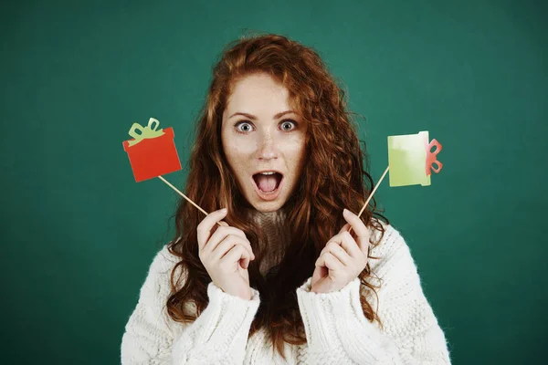 Chica Gritando Con Máscara Navidad Estudio Tiro —  Fotos de Stock