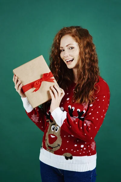 Portrét Šťastná Dívka Drží Vánoční Dárek — Stock fotografie