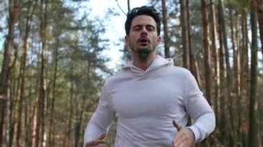 Genç adam ormanda çalışan önden görünümü