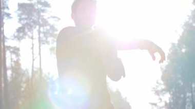 Çalıştırmadan önce ısınma genç adam