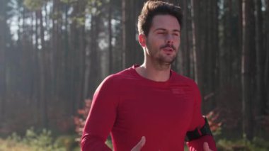 Koşan adam arka görünümü