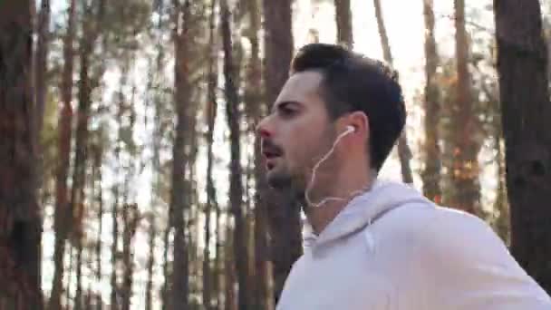 Zijaanzicht Van Man Lopen Luisteren Naar Muziek — Stockvideo