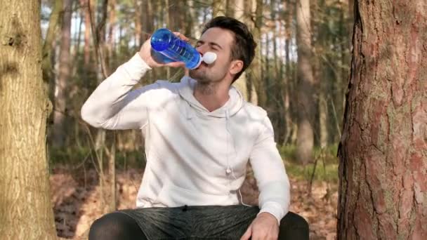 Уставший Человек Пьет Воду Отдыхает После Тяжелой Тренировки — стоковое видео