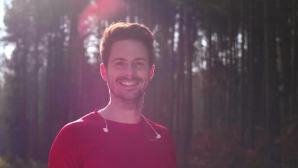 Portret Szczęśliwy Runner Lesie — Wideo stockowe