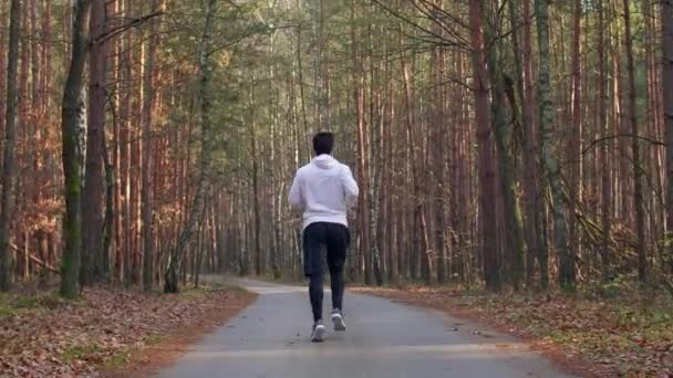 Οπίσθια Όψη Του Νεαρός Άνδρας Τρέχει Στο Φρέσκο Αέρα — Αρχείο Βίντεο