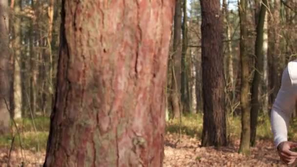 Coureur fatigué utilisant un téléphone portable pendant une courte pause 