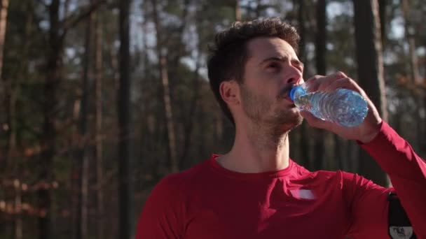 Mann Trinkt Wasser Und Ruht Sich Nach Hartem Training Aus — Stockvideo