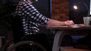 Olgun işadamı geceleri bilgisayar kullanarak