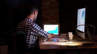 Gülümseyen adam tarafından cep telefonu ev ofisinde konuşmak