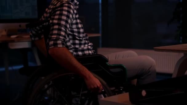 Vista Lateral Del Hombre Negocios Discapacitado Que Trabaja Hasta Tarde — Vídeos de Stock